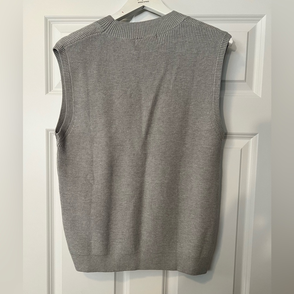 Women’s Amazon gray sleeveless knit sweater top. NEW! - Picture 2 of 5